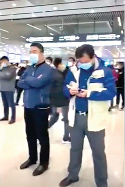 中共五中全會期間，守在北京南站的各地截訪人員。（影片截圖）