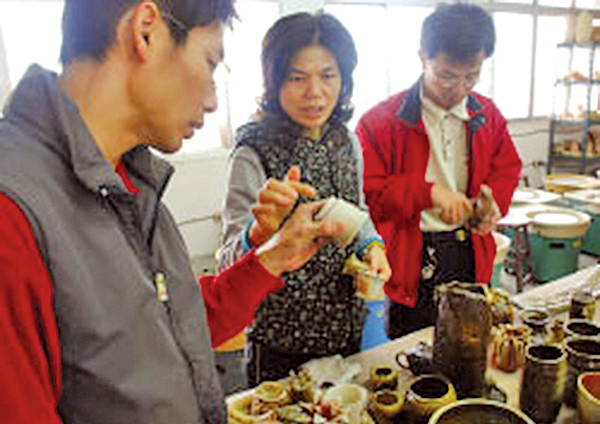 蔡坤錦跟學生討論窯燒成果。