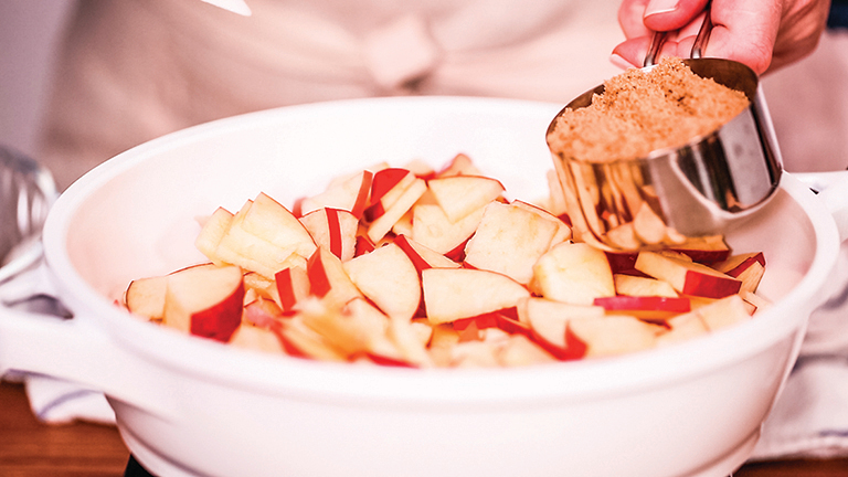 蘋果皮沒有果肉好吃，為了吃起來更好入口，可以切塊後再烹調。