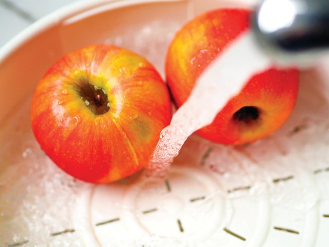 清潔蘋果農藥的秘訣，就是用流動的水沖洗，最好同時用軟毛刷來刷果皮。