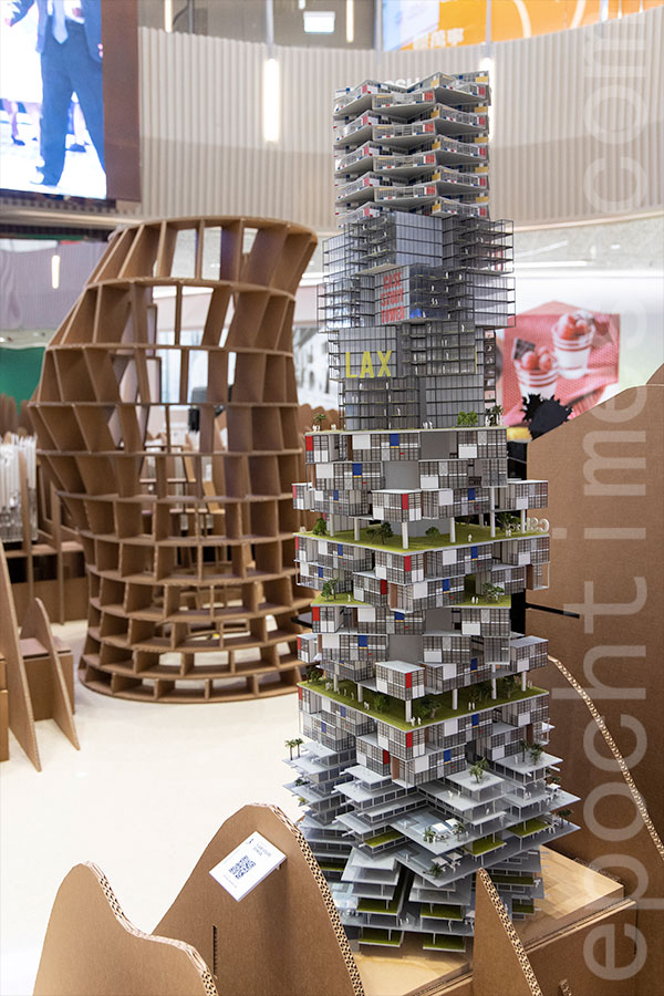 策展人蘇國堅以其中一個展品Case Study Tower為例，對比香港和洛杉磯的建築特色。（陳仲明／大紀元）