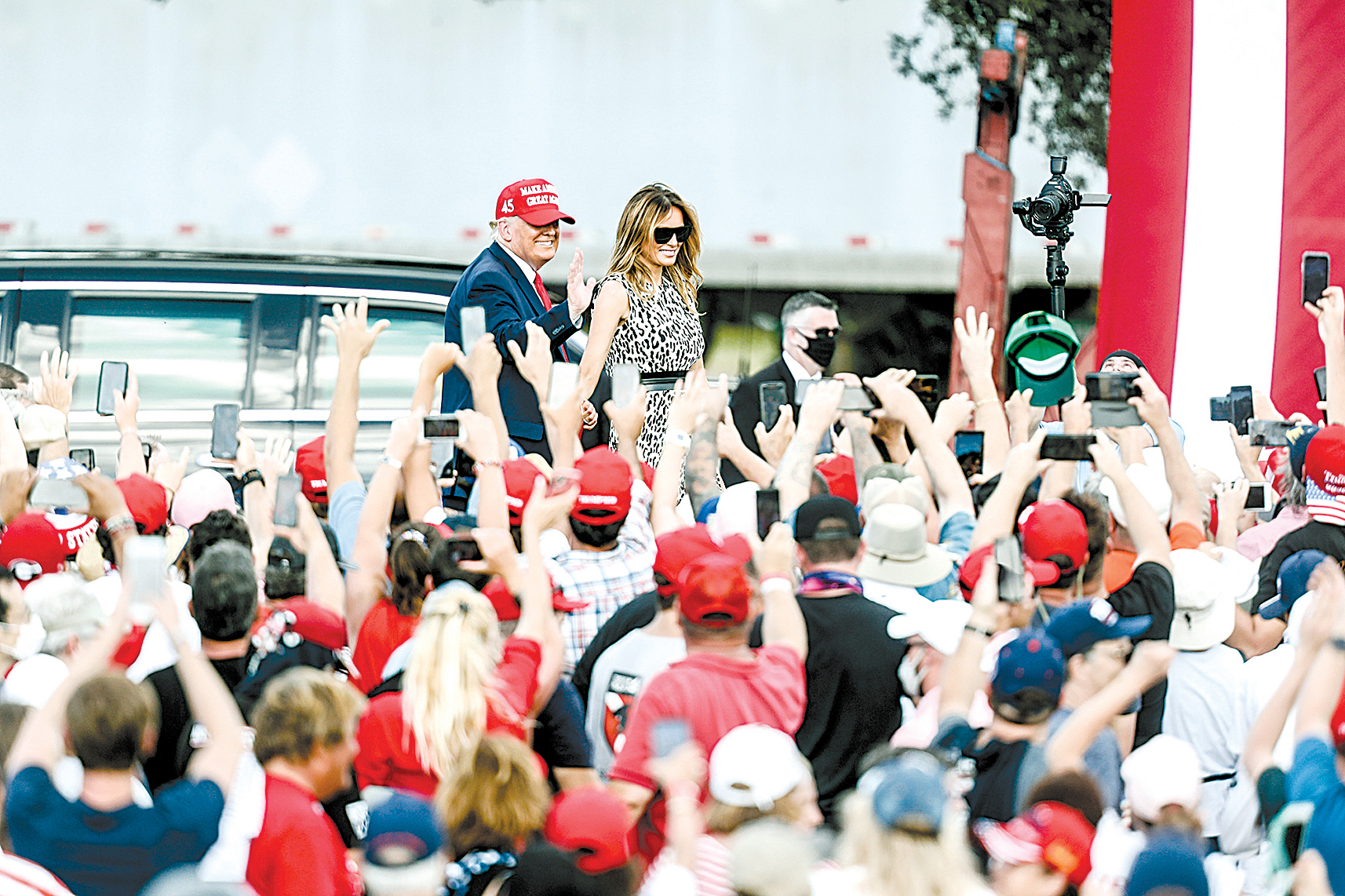 10月29日，美國總統特朗普和第一夫人梅拉尼婭（Melania Trump）在佛羅里達州坦帕市的雷蒙詹姆斯體育場參加競選活動。（Octavio Jones/Getty Images）