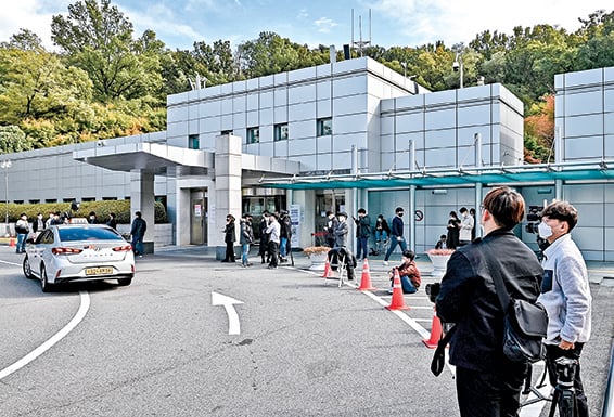 10月25日，眾多記者等候在南韓首爾醫院外，採訪已故三星會長李健熙的葬禮。（AFP）