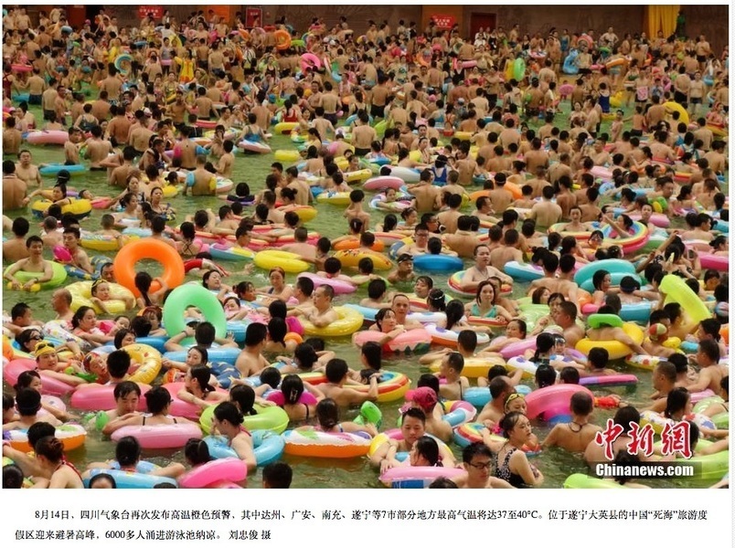 中國多地近40℃高溫 四川6千人擠爆泳池