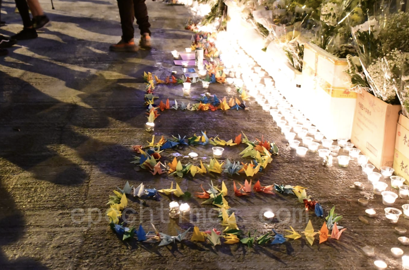 11月8日晚，數百名市民在將軍澳尚德十字路口悼念周梓樂逝世周年。（Big Mack／大紀元）