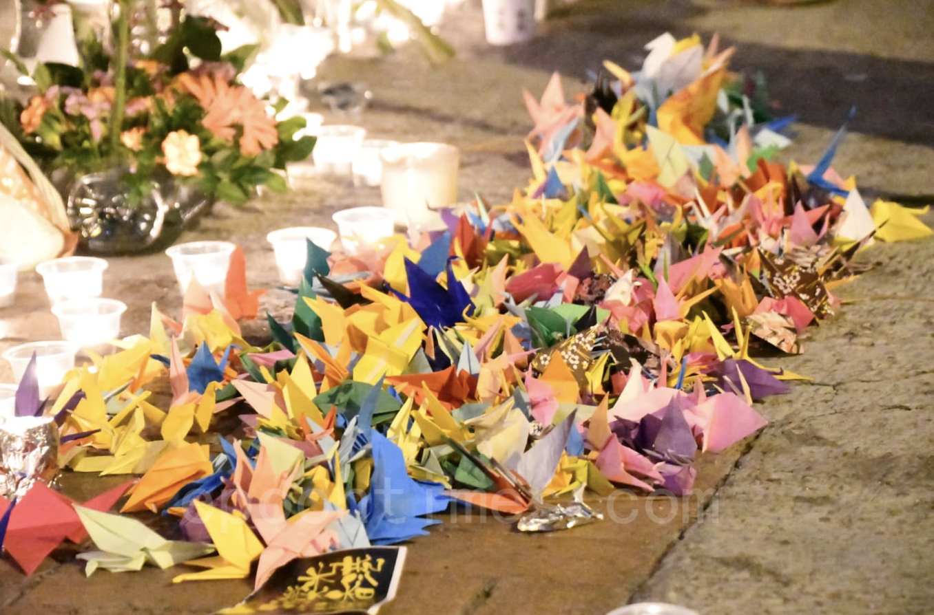 11月8日晚，數百名市民在將軍澳尚德十字路口悼念周梓樂逝世周年。（Big Mack／大紀元）