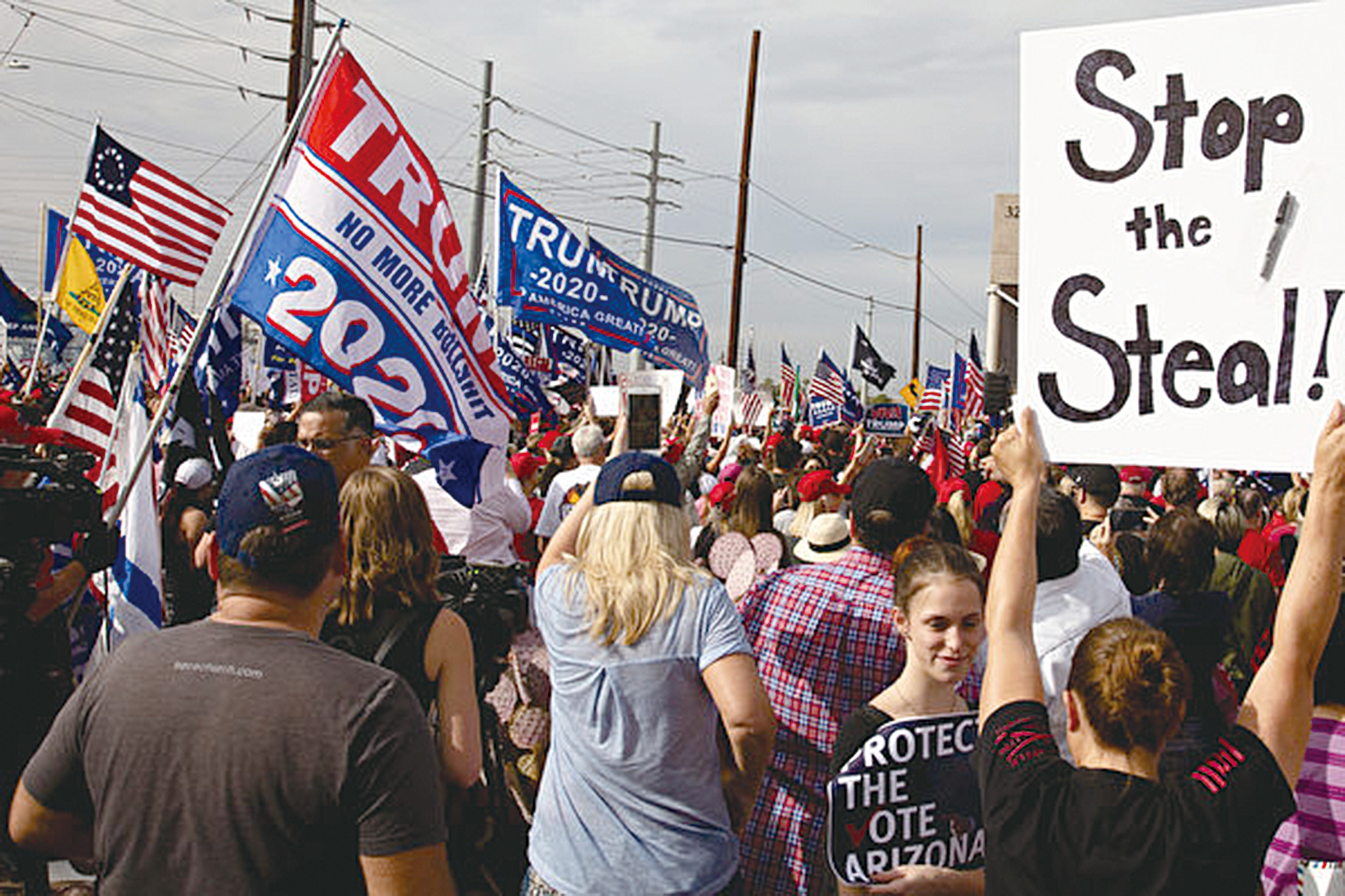 2020年11月6日，在美國亞利桑那州鳳凰城，特朗普總統的支持者聚集在馬里科帕（Maricopa）縣選舉部外，抗議大選舞弊。（Courtney Pedroza/Getty Images）