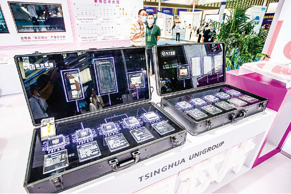 8月26日，南京舉辦的中國國際半導體技術大會上，紫光集團的攤位。（Getty Images）