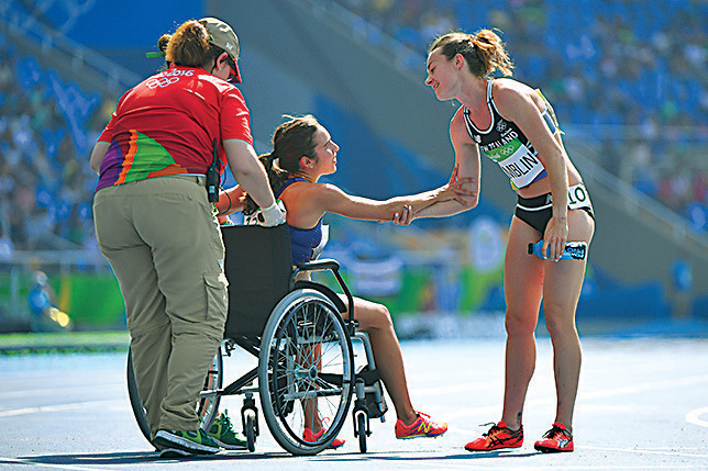 完成比賽後達戈斯蒂諾（左）需乘坐輪椅，漢布林（左）與之握手致意。（Getty Images）