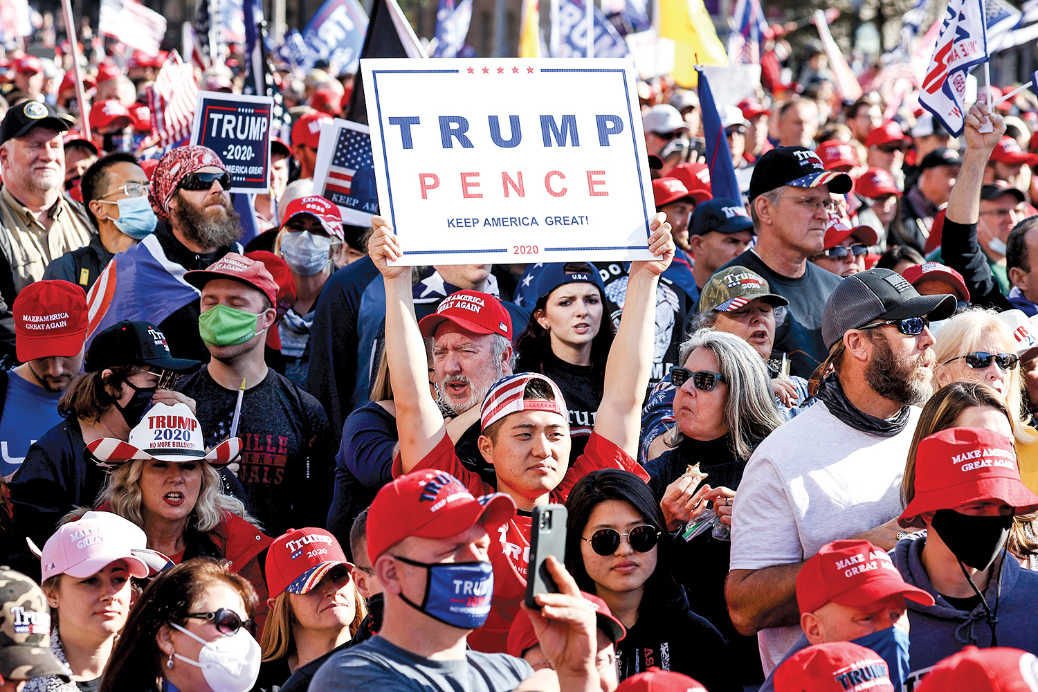 11月14日，數十萬人參加了在華盛頓特區的遊行，支持美國總統特朗普，抗議選舉舞弊。 （Tasos Katopodis/Getty Images）