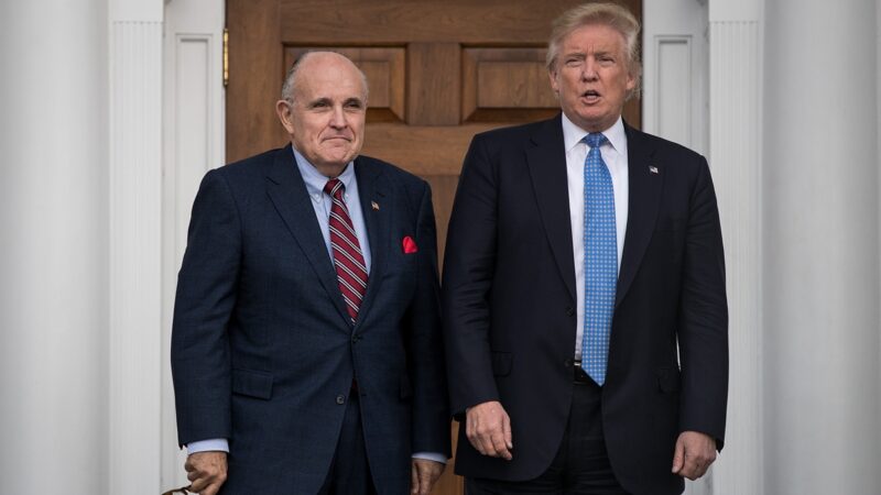美國總統特朗普和私人律師魯迪‧朱利安尼（Rudy Giuliani）。（Drew Angerer/Getty Images)