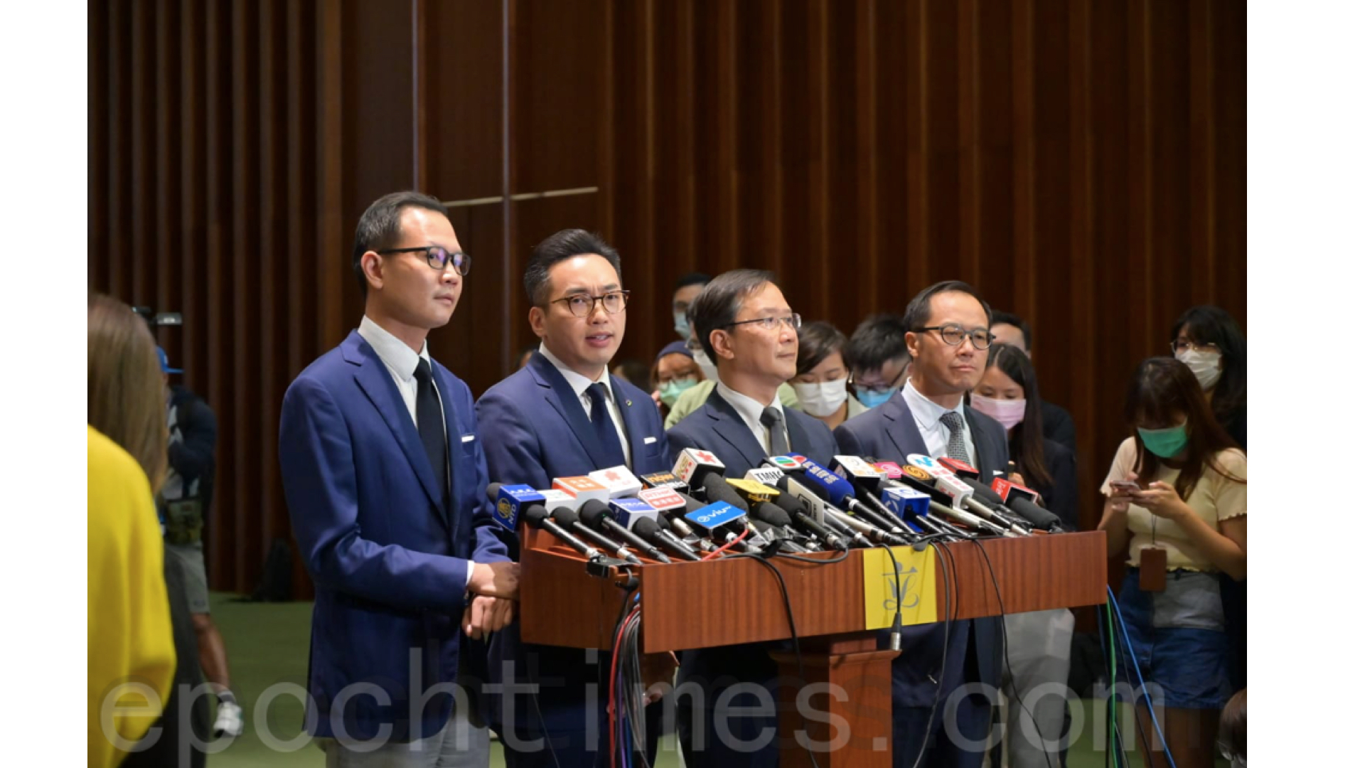 11月11日，被中共取消資格的民主派立法議員郭榮鏗、楊岳橋、郭家麒、梁繼昌（從左到右）會見傳媒。（大紀元資料圖片）