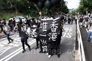 港國安高調入中大搜證 網友：公安管天下？