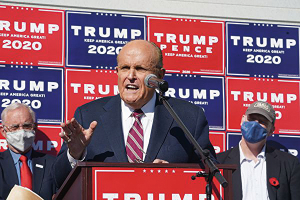 2020年11月15日，美國總統特朗普的私人律師朱利亞尼（Rudy Giuliani）表示，已記錄足夠多的非法選票，他相信總統大選結果將被「翻轉」。（BRYAN R. SMITH/AFP via Getty Images）