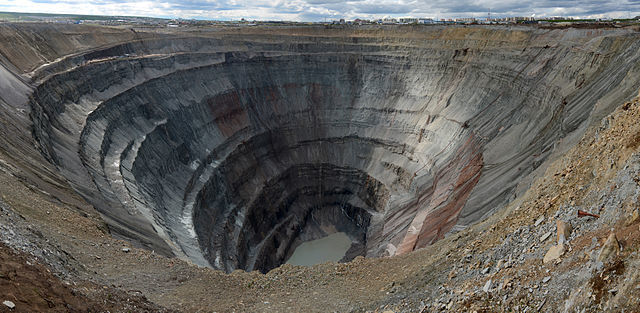 俄羅斯西伯利亞東部的米爾礦場（Mir mine）蘊藏大量鑽石，堪稱是全世界最昂貴的礦洞。（維基百科公有領域）