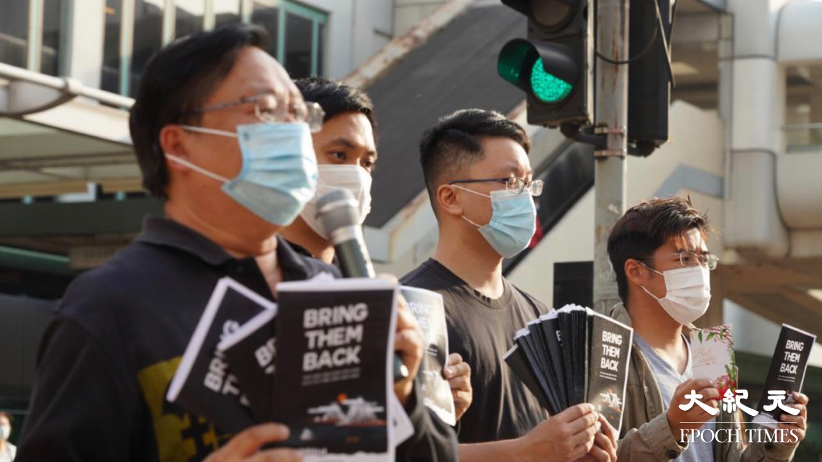 十二位港人被大陸扣押已滿一百日，香港多區設立街站聲援。（余鋼／大紀元）