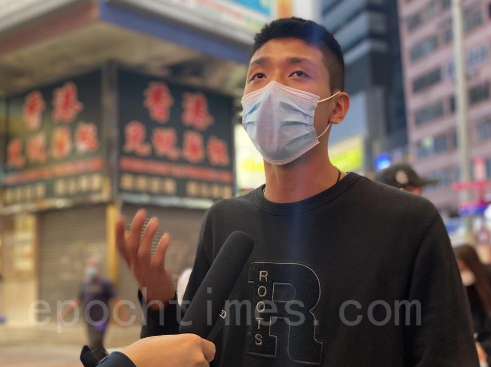 鄒家成在香港銅鑼灣街站 聲援被送中扣押百日的十二港人。（曉龍/大紀元）