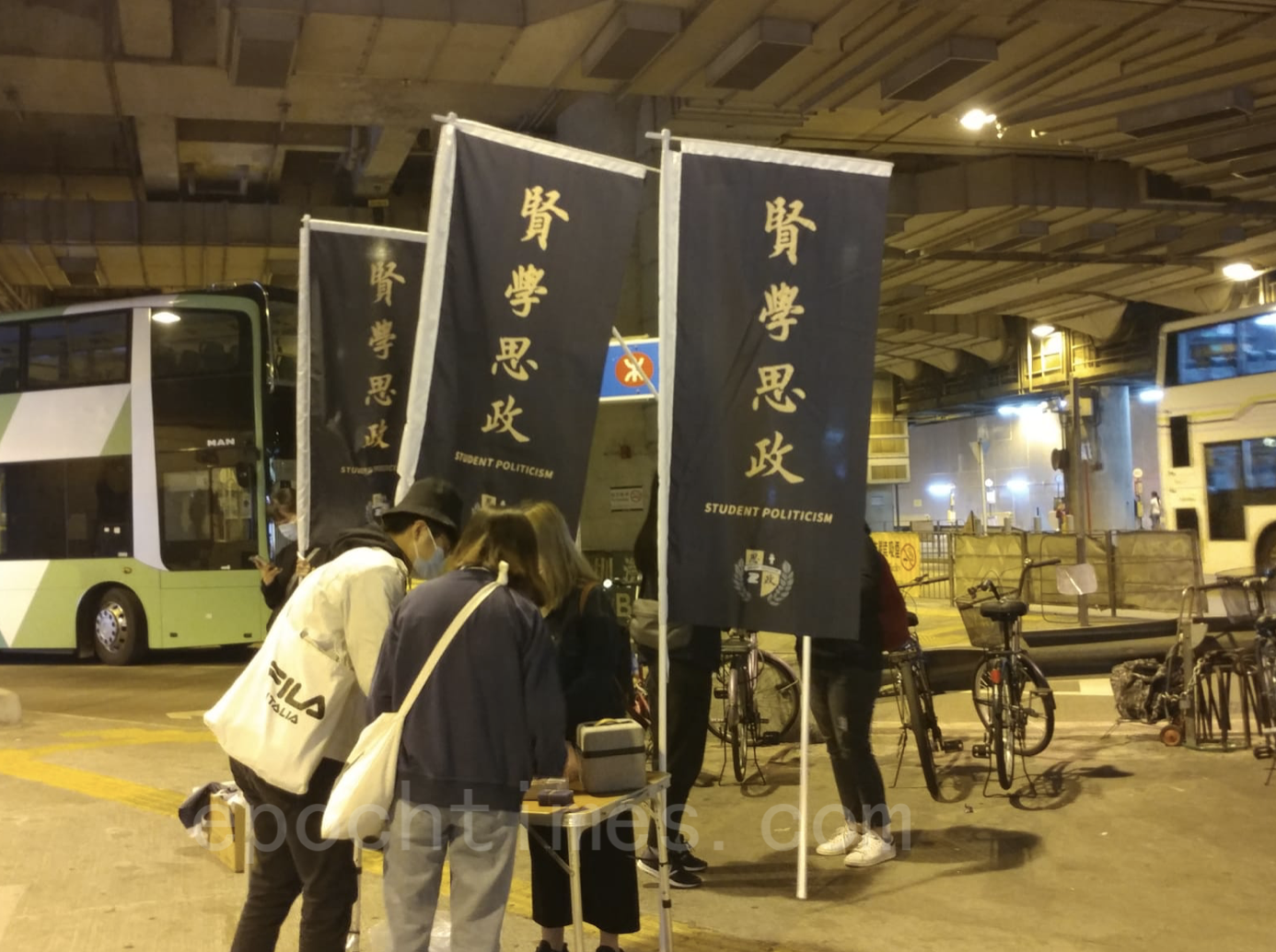 香港元朗設立街站 聲援被送中扣押百日的十二港人。（Wendy/大紀元）