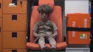 敘利亞遭空襲 獲救男童模樣令人心痛