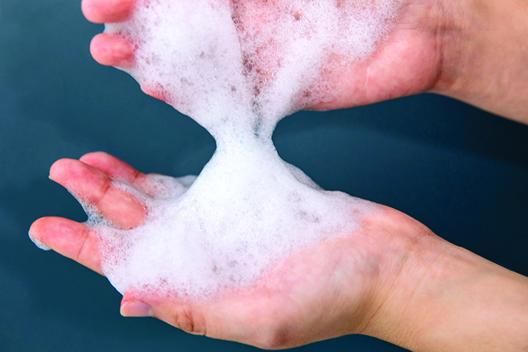 將洗髮精以雙手搓開起泡再開始搓洗。
