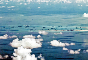 北京承認南海島礁易攻難守