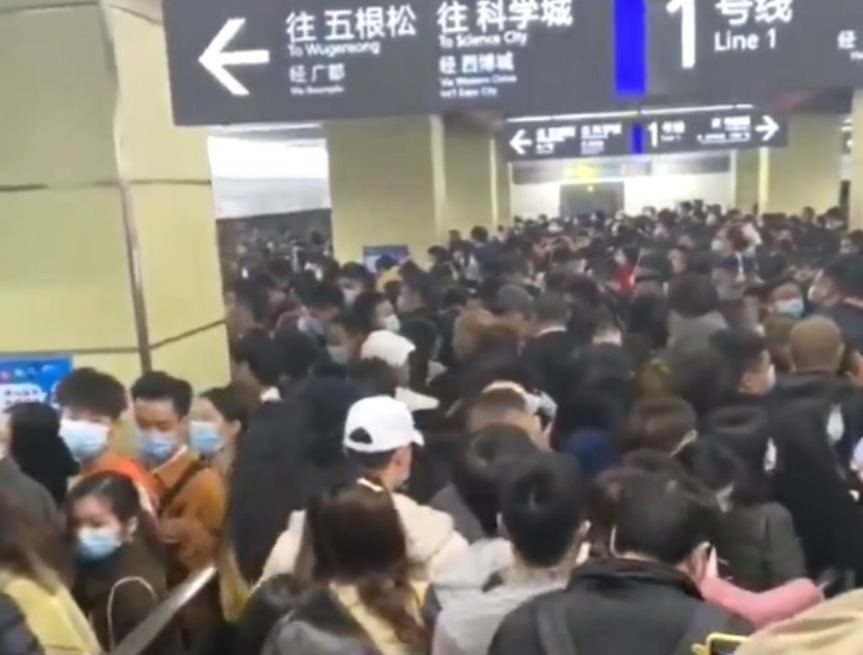12月8日成都現本土病例，地鐵擁擠不堪，民眾抓緊逃離。（推特影片截圖）