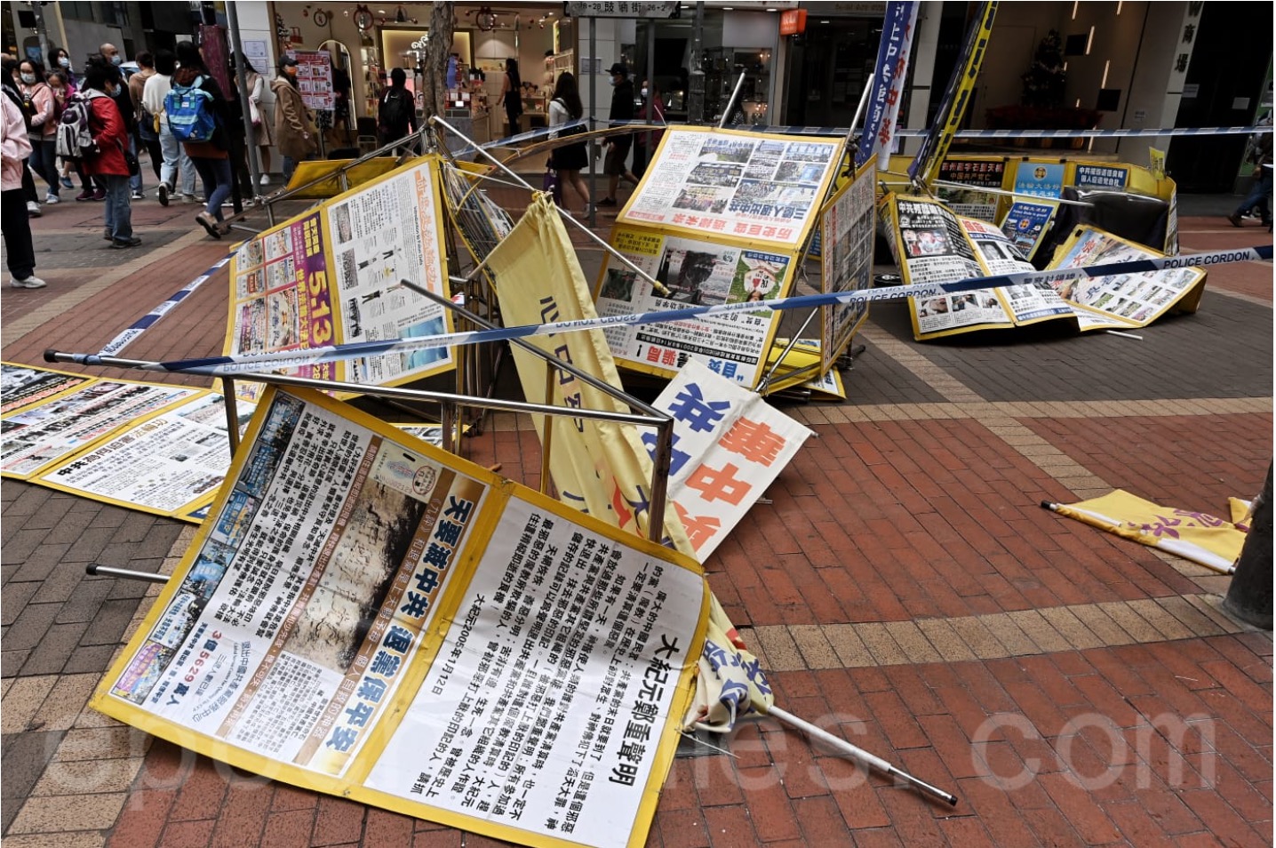 香港旺角亞皆老街法輪功真相點被破壞。（宋碧龍／大紀元）