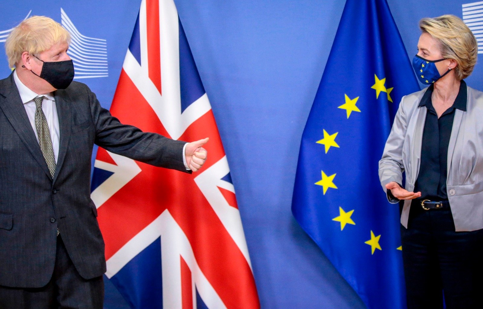 圖為英國首相約翰遜和歐盟主席馮德萊恩於12月9日會面談判脫歐議題，隨後雙方透過電話會議於12月13日繼續進行討論。（OLIVIER HOSLET/POOL/AFP via Getty Images）