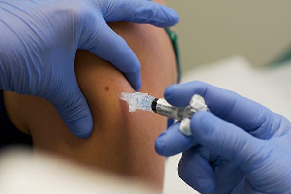醫學專家說，注射未完成第三期臨床試驗的國內疫苗，是「未得其利 先得其害」。（David Greedy／Getty Images）