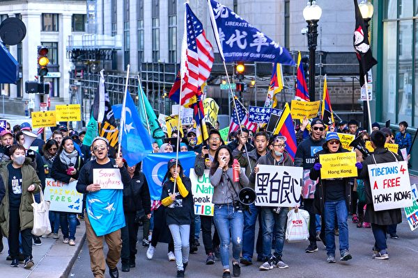 圖為2019年11月2日美國大波士頓地區「捍自由抗中共」遊行。前排中間持擴音器者為組織者許穎婷。(劉景燁大紀元)