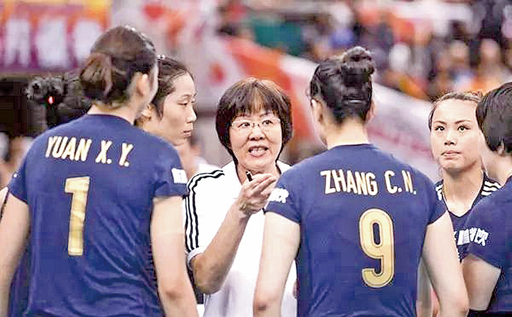 郎平在比賽中指導中國女排隊員（網絡圖片）
