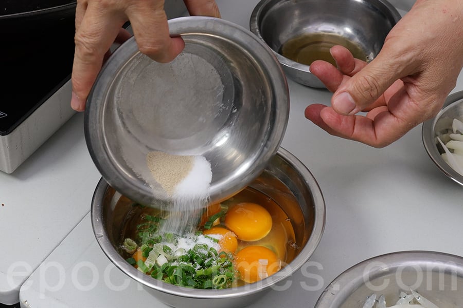 打5隻雞蛋，加入調味料攪拌均勻。（陳仲明／大紀元）