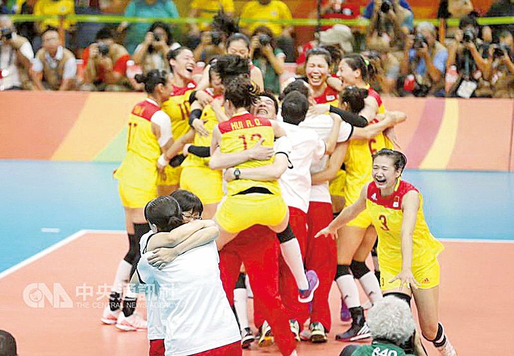中國大陸女子排球在里約奧運決賽中以3比1擊敗塞爾維 亞，時隔12年再度奪冠，終場時團員們激動不已。 （中央社）