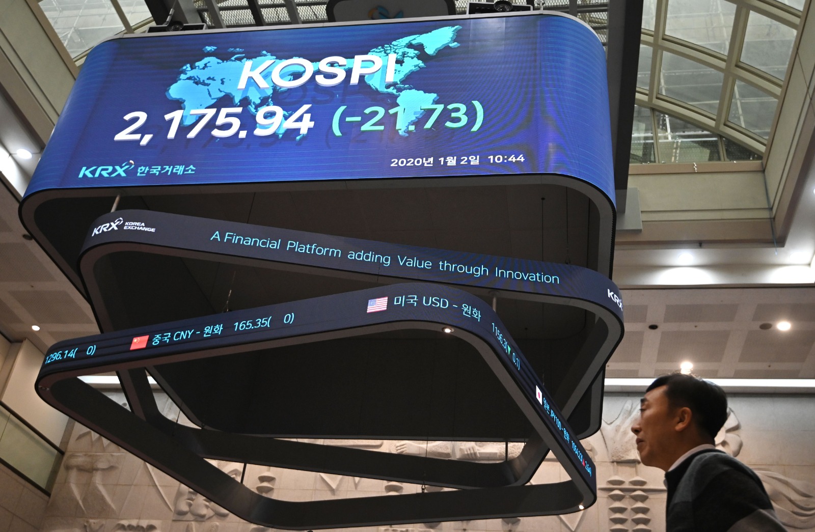 中概股LIS在南韓爆出造假後股價急跌，大信證券表示投資者購入中概股時要審慎。圖為南韓交易所。（JUNG YEON-JE/AFP via Getty Images）