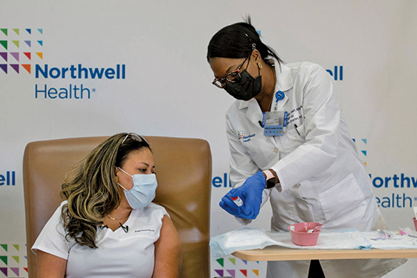 12月21日，紐約Northwell Health醫療中心的長島猶太谷溪醫院（Jewish Valley Stream hospital），一位醫護向接種者展示Moderna疫苗。（EDUARDO MUNOZ ALVAREZ/POOL/AFP via Getty Images）