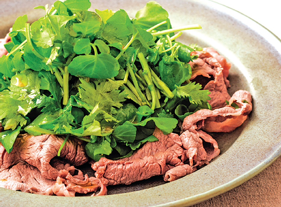 涮牛肉沙律搭配泰式料理也很對味！