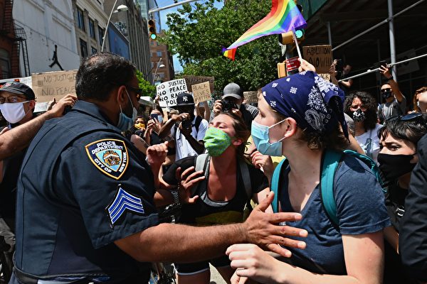 圖為2020年6月17日在紐約布魯克林區的BLM遊行。（Photo by Angela Weiss ／AFP via Getty Images）