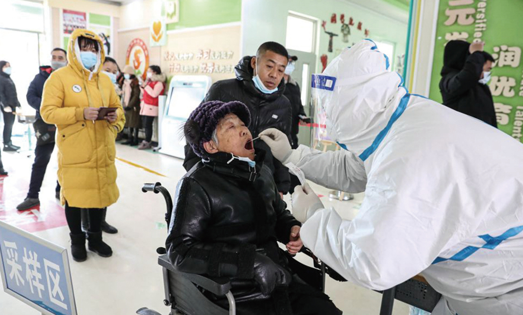 圖為中國民眾正在接受核酸檢測。（STR/AFP via Getty Images）