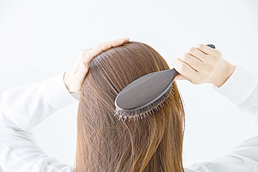 每天梳梳頭等於按摩全身！改善高血壓、中風