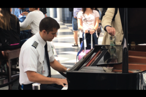 美航空機長候機樓彈鋼琴 引旅客圍觀讚歎
