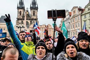 防疫措施影響企業生存 捷克布拉格數千人上街抗議