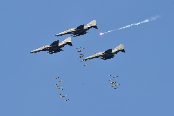 南韓KF-16戰鬥機在演習中。（JUNG YEON-JE/AFP/Getty Images）