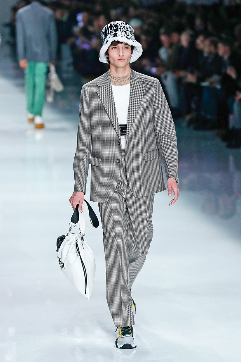 Fendi 在2020 年意大利米蘭時裝週上，展示的男式輕便西裝。