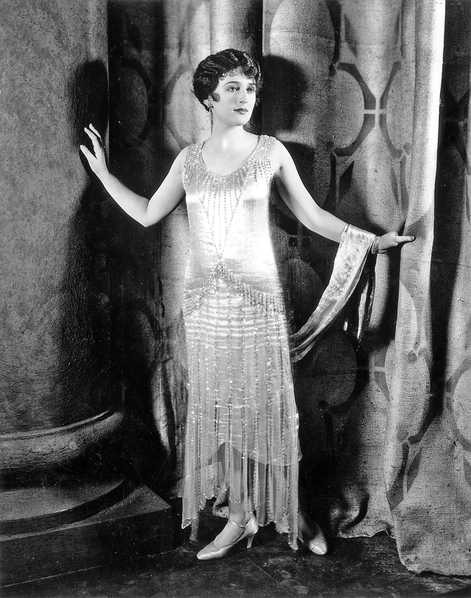 約1925年，一名身穿正式晚禮服女人的肖像畫。