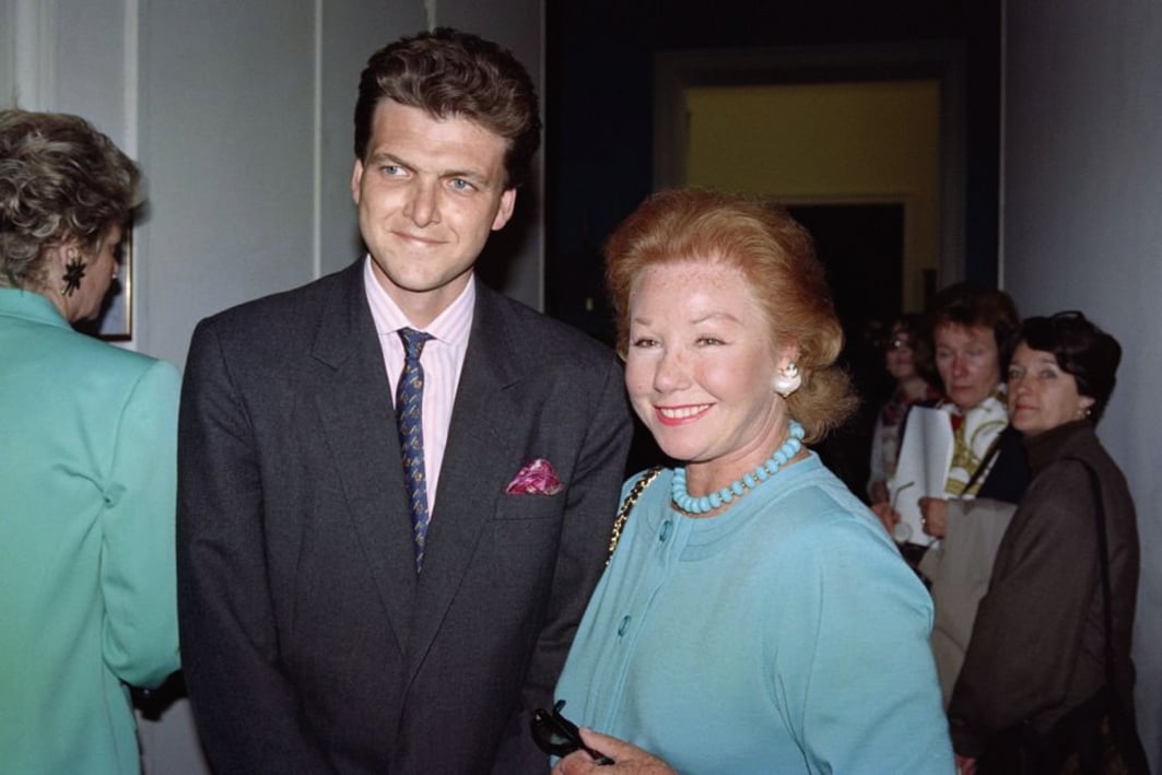 本傑明羅斯柴爾德（Benjamin de Rothschild）和母親納丁羅斯柴爾德（Nadine de Rothschild）於1991年6月4日訪問了巴黎羅浮宮博物館。（MICHEL CLEMENT/AFP via Getty Images）