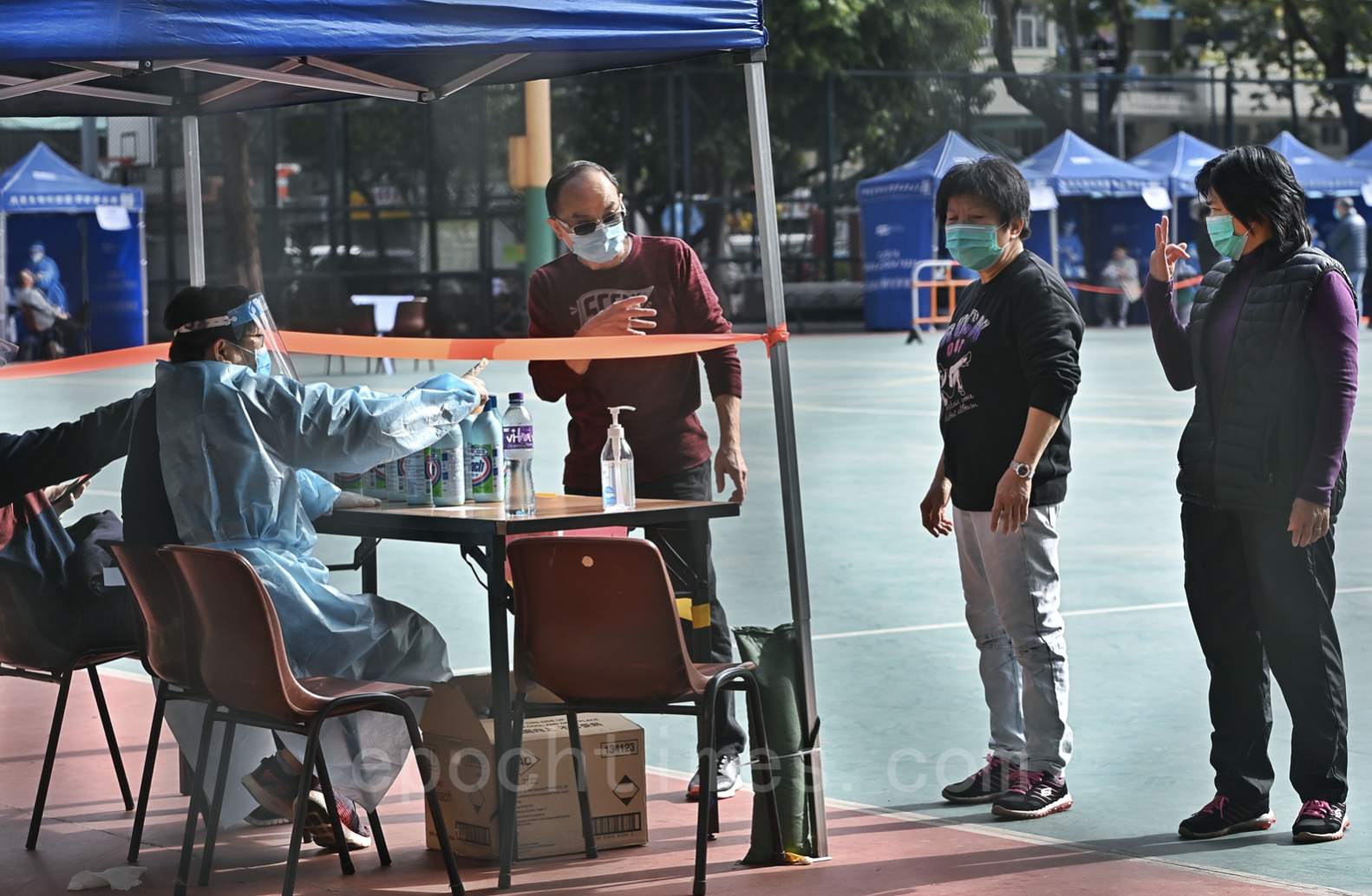 香港政府於深水埗楓樹街運動場設流動採樣站。（大紀元／宋碧龍）