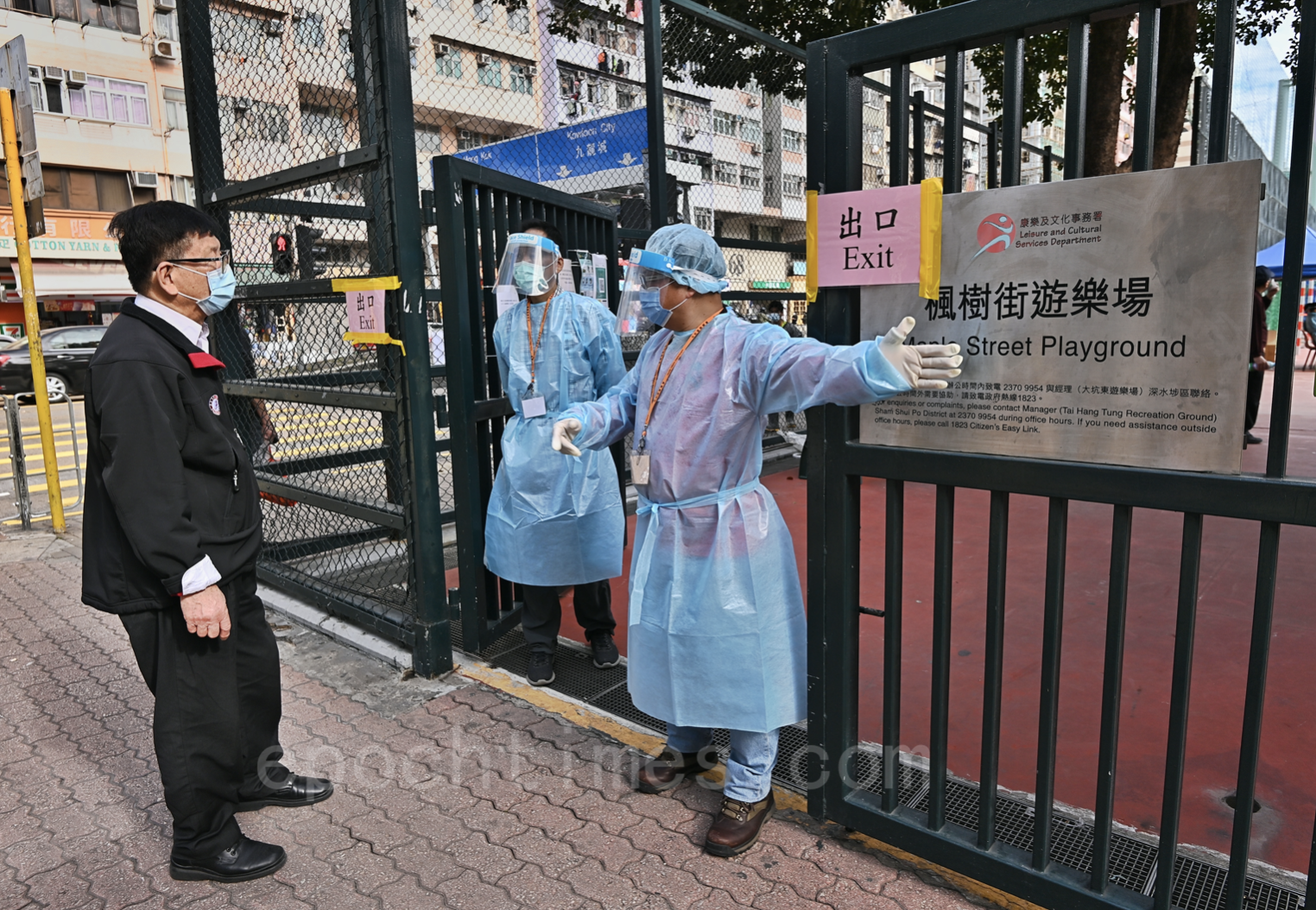 香港政府於深水埗楓樹街運動場設流動採樣站。（大紀元／宋碧龍）