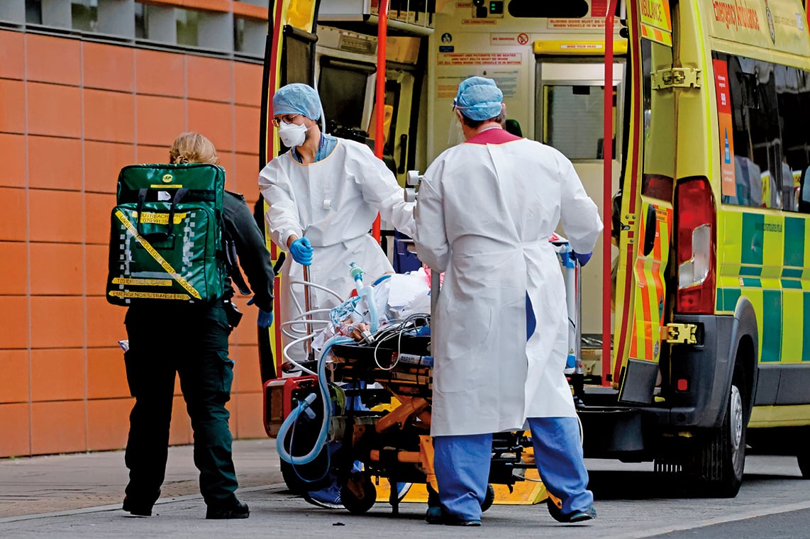 1月19日，醫護人員將一名患者從救護車上帶入倫敦醫院（Royal London Hospital）。 (Getty Images)