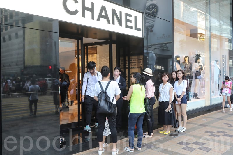 圖為尖沙咀一名店外排隊的中國遊客。（余鋼／大紀元）