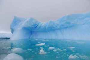 南極冰棚加速崩解海面或升10厘米